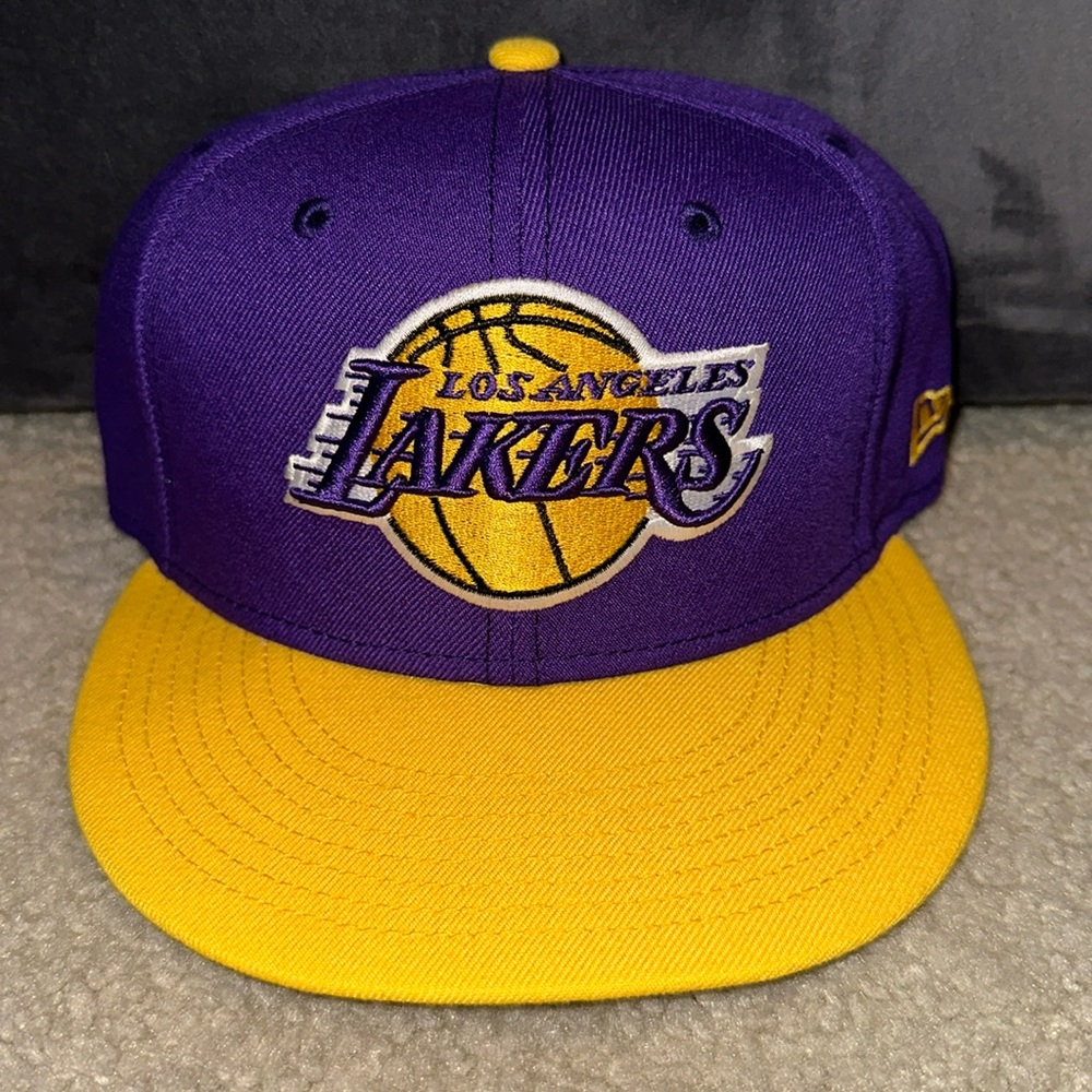 Like new “New Era 9fifty” Lakers purple and gold snapback